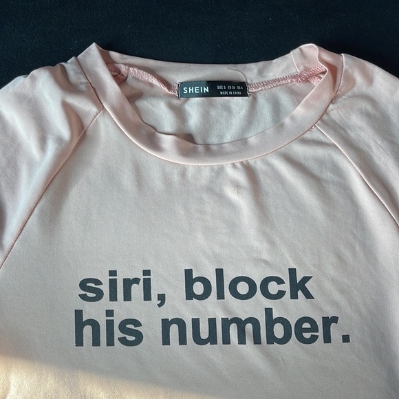 “Siri, Block his number” Light Pink Crop Top - Picture 2 of 4